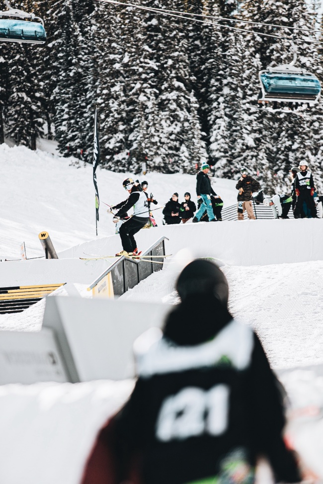 含金字的公司名字