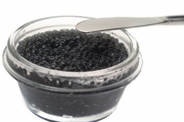 农历2023年二月初一出生的女孩什么命,缺什么五行