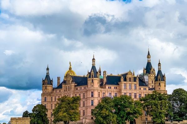 双向发展的爱情才能长久?这3星座认为婚姻与利益挂钩