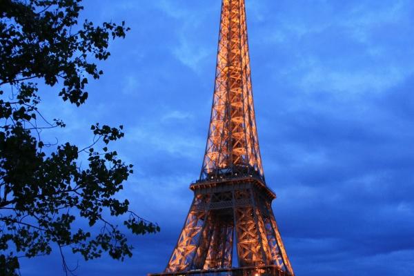 属龙本命年前一年戴什么转运，属龙人吉祥物带什么好