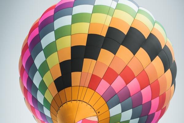 属蛇身边的小人是谁