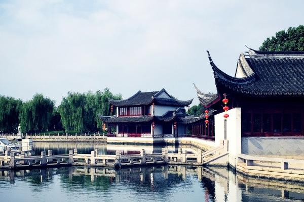 属鸡身边的小人是谁