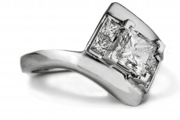 属蛇与火相冲吗