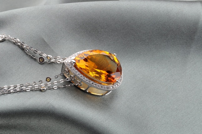 属羊女长期佩戴最旺的首饰