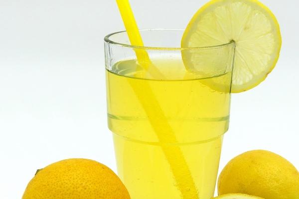 属虎的靠近谁享福