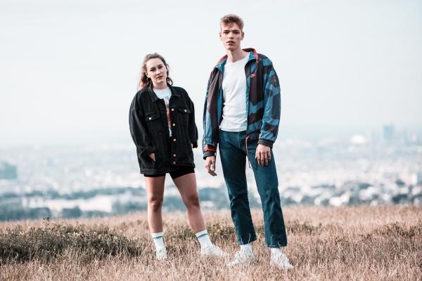 属龙人跟谁一起最有钱