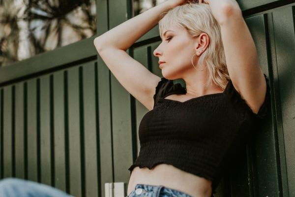 79年羊办公桌坐西朝东好吗